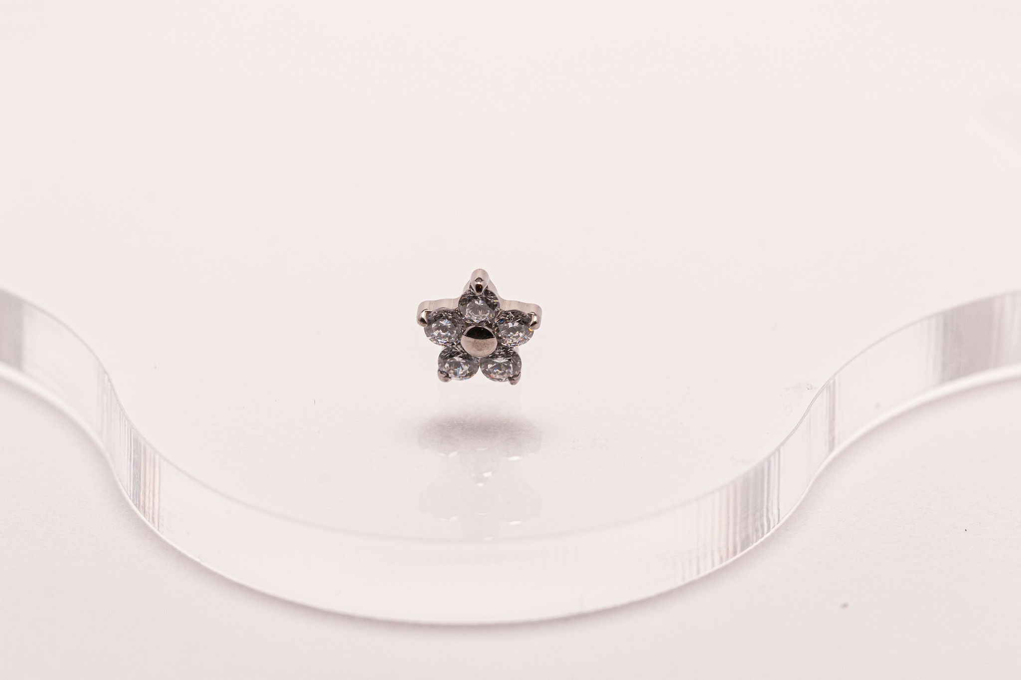 Hexaflower zircon center titanium