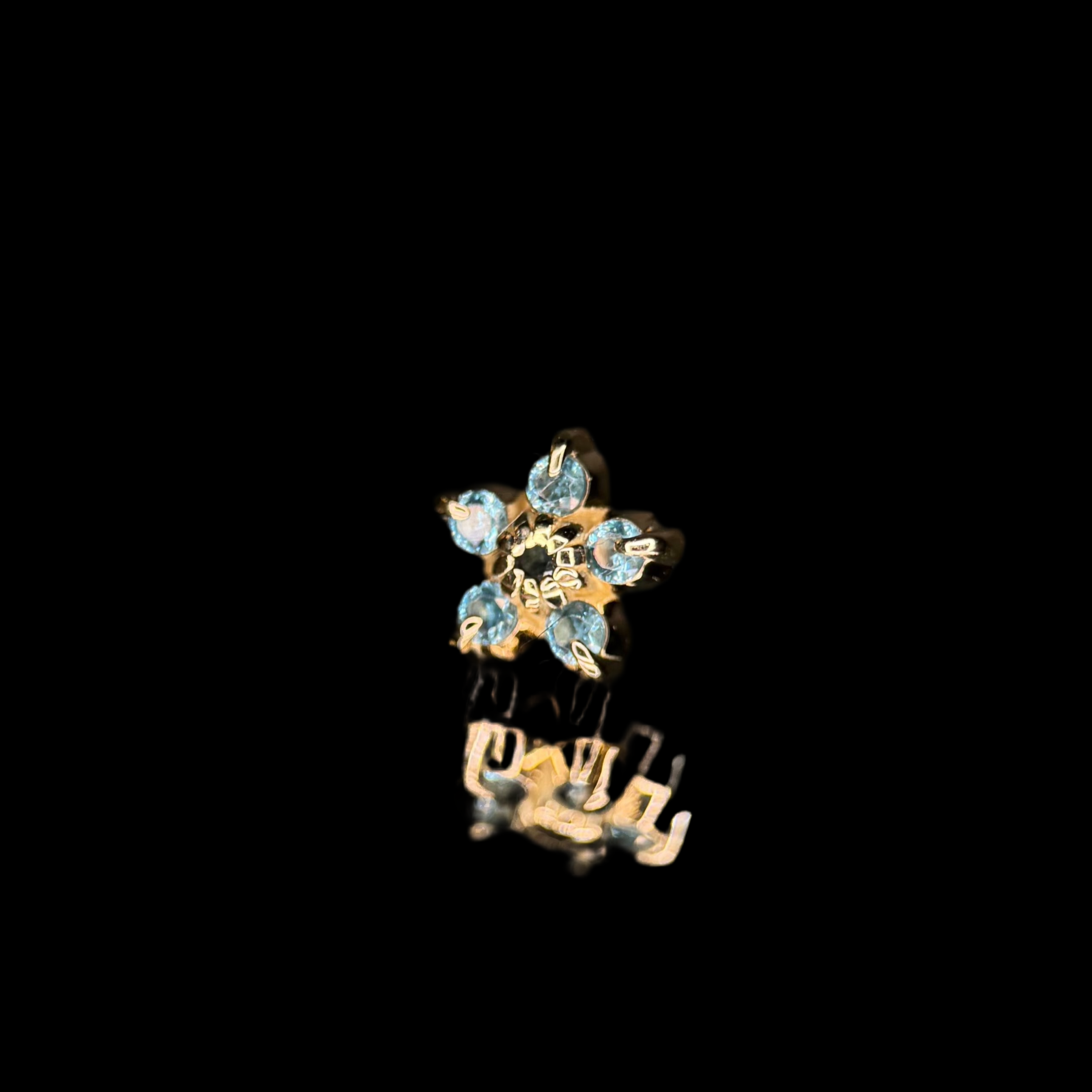 Piercing de oro macizo con flores azules