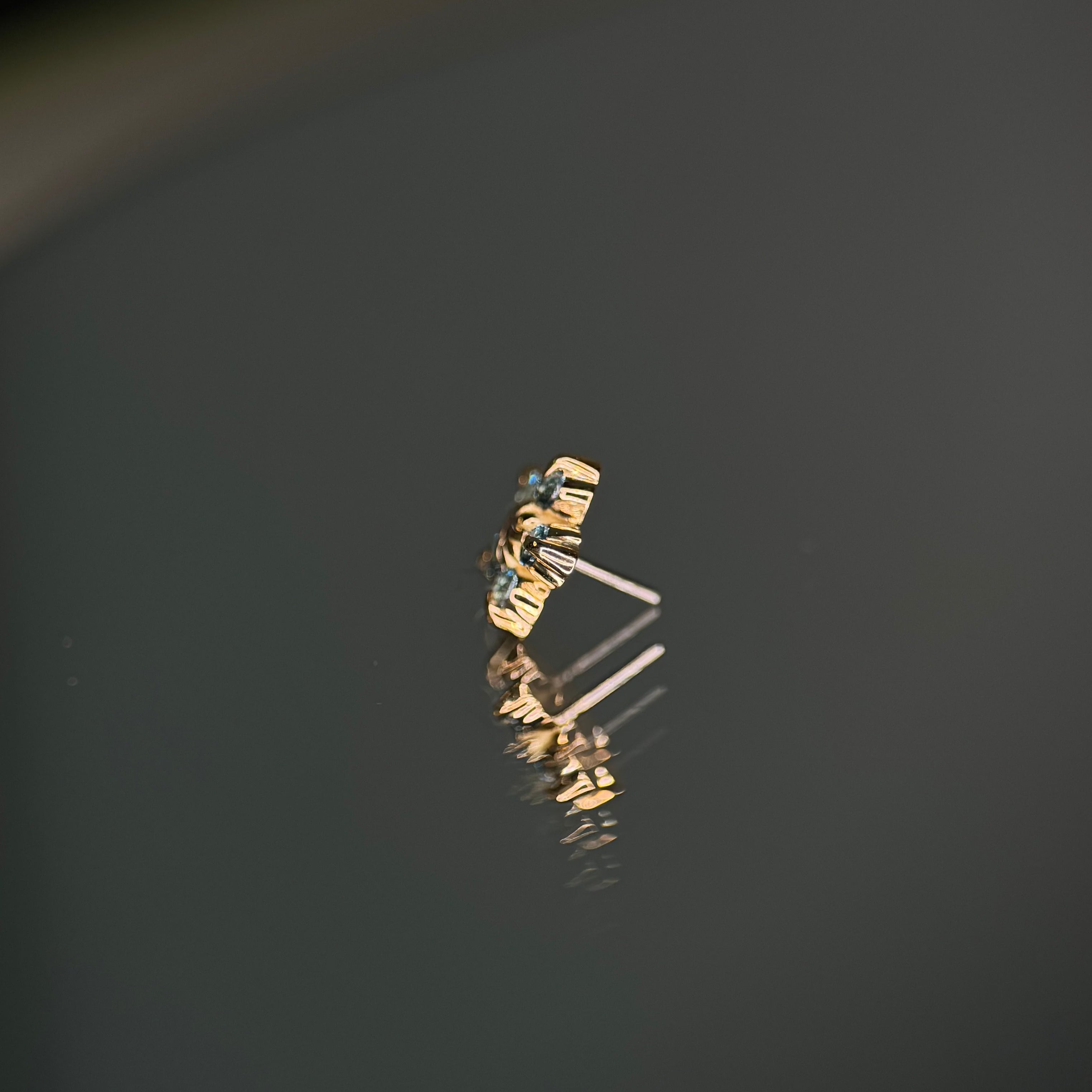 Piercing de oro macizo con flores azules