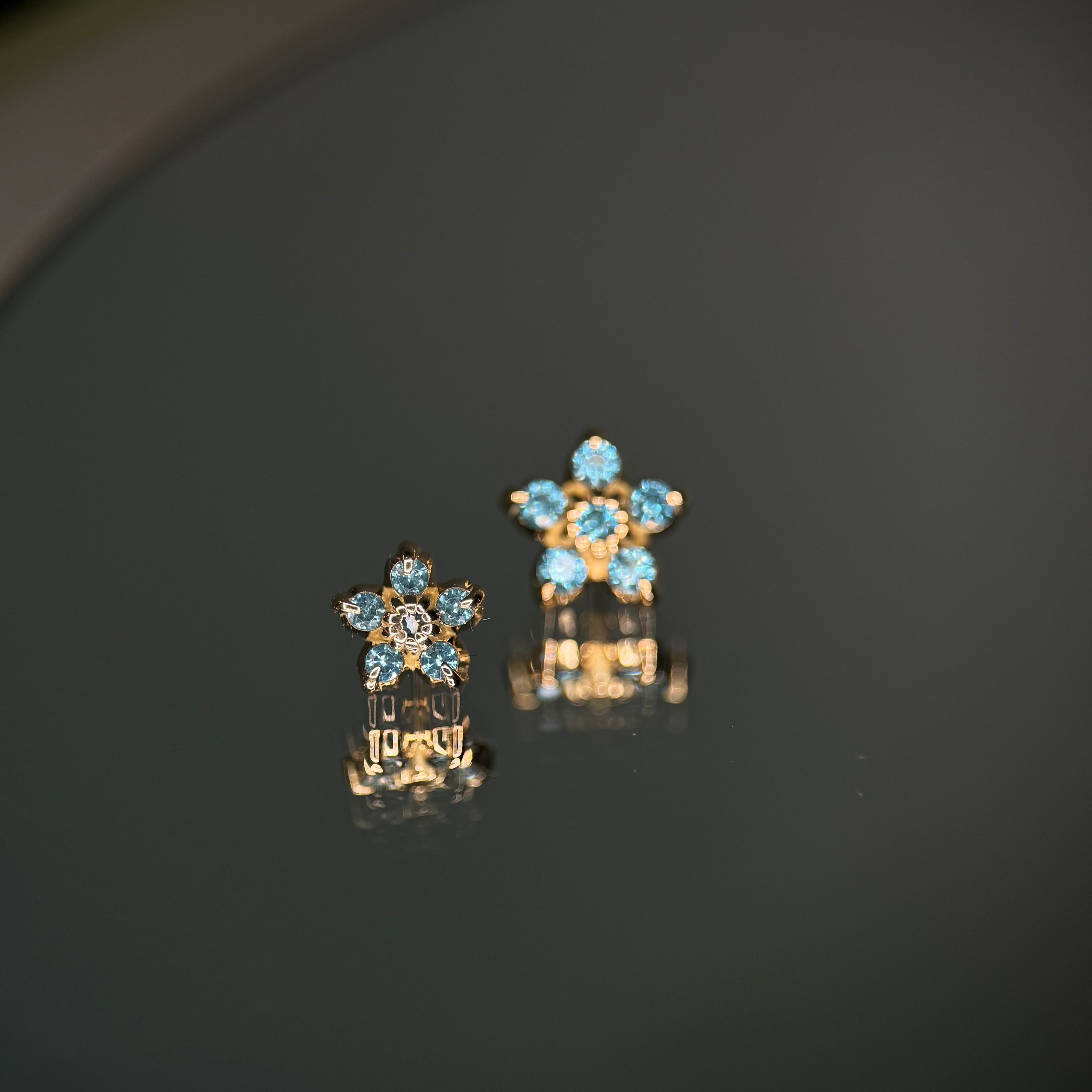Piercing de oro macizo con flores azules